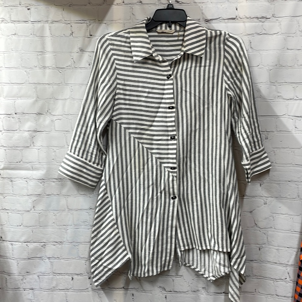 Soft Surroundings XS stripe uneven hem button front & back top